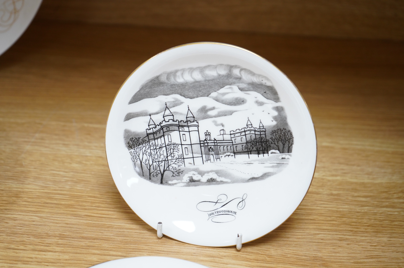 Laurence Whistler for Wedgwood, ‘Outlines of Grandeur’, three dinner plates and three side dishes to include New Delhi and Holyroodhouse, largest 27cm in diameter